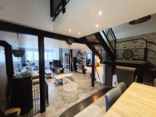 Maison de bourg rénovée avec charme et style industriel à Coulans-sur-Gée