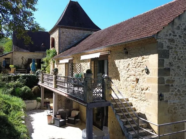 Périgord Noir - Propriété en pierre avec 5 gîtes et piscine chauffée