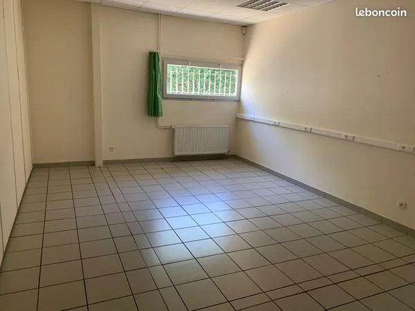 Loue bâtiment aménagé en bureaux