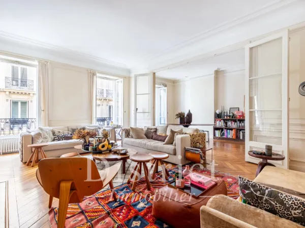 Parc Monceau. Comme une maison de 200m². Box en sus dans l'immeu