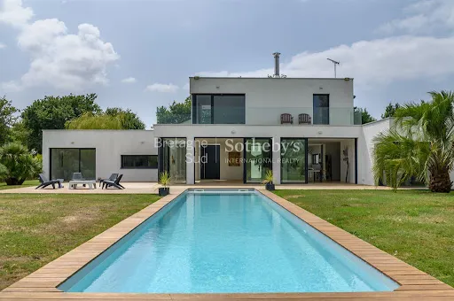Maison 8 pièces 240 m²