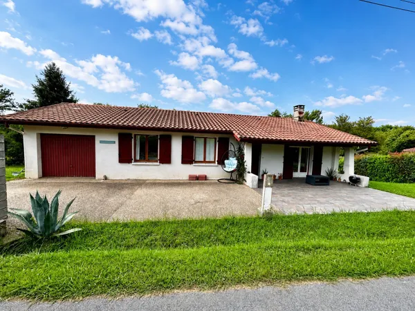 SAMES-Maison de plain-pied avec 2 000 m² de terrain
