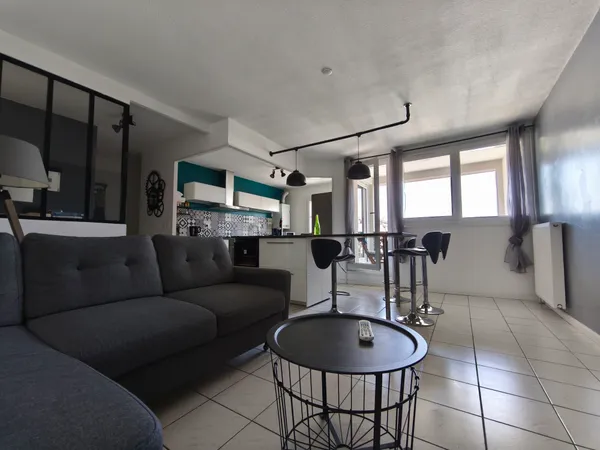 À louer - Appartement meublé T3 de 71.88 m² - Feyzin (Place Louis Grenier)