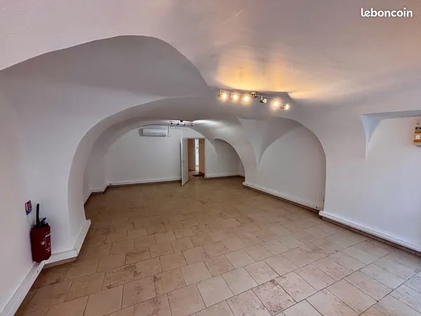 Local professionnel rénové 58 m² - centre Gigean