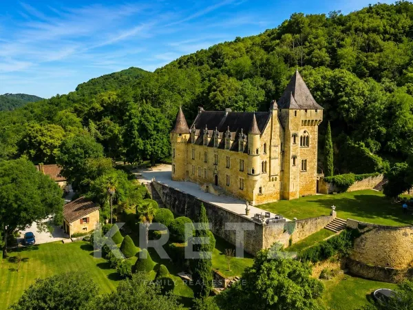 Incroyable chateau dominant la Dordogne