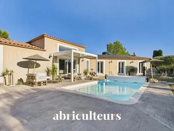 Villa de prestige avec piscine chauffée — Proche Calvisson (30114)