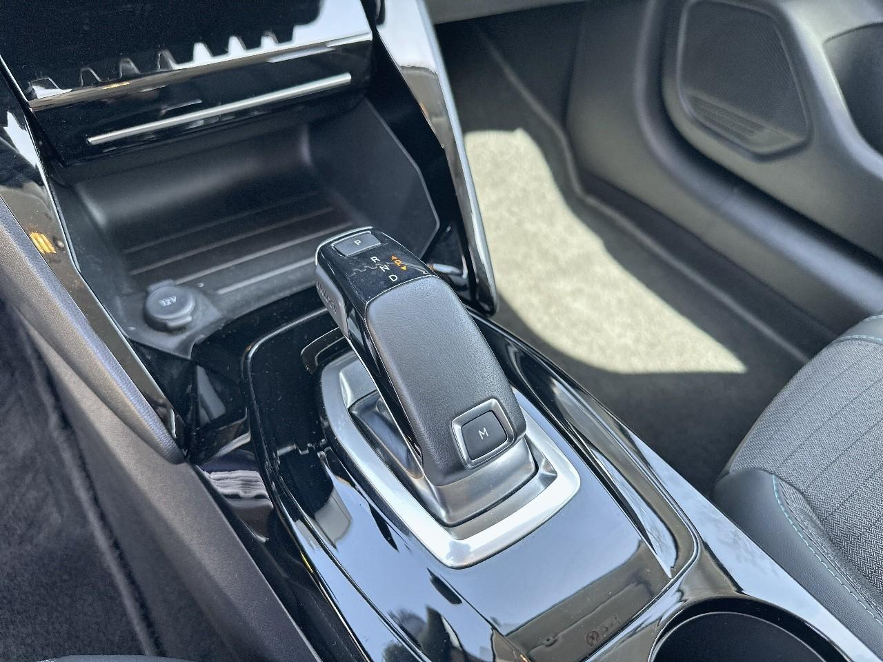 Peugeot 208 1.2 puretech 100ch s&s allure eat8 — photo 16