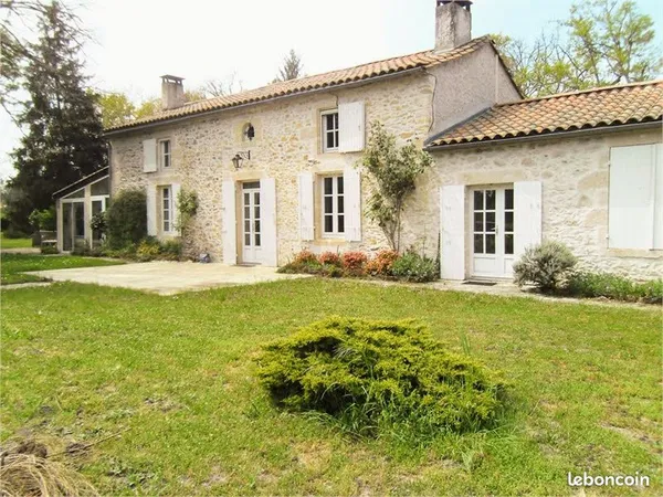 Maison en pierre dans le Sauternais avec grande piscine, gîte et beau parc, sur 2 hectares de terrai