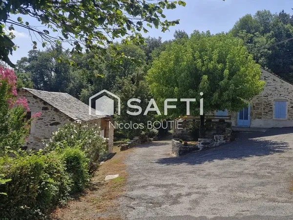 Maison mitoyenne dans hameau avec garage et terrain