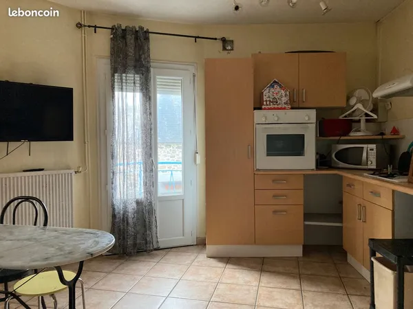 Ensemble immobilier avec local commercial, appart, cour Centre ville de SAINT QUAY PORTEIEUX
