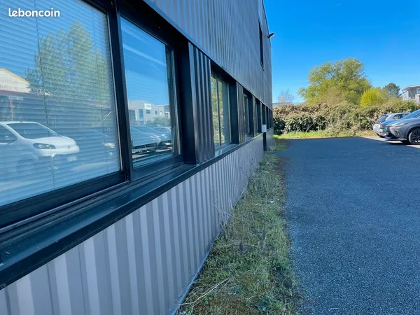 Batiment mixte bureaux entrepot pour utilisateur ou investisseur