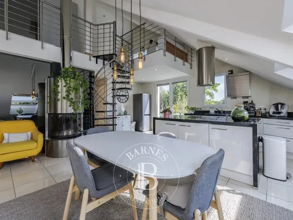 EXCLUSIVITÉ - DIVONNE-LES-BAINS - PROCHE CENTRE ET FRONTIÈRE - DUPLEX AVEC PISCINE ET TENNIS - 2 À 3