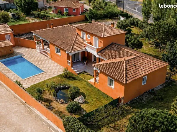 EXCEPTIONNELLE VILLA D'ARCHITECTE AUX ACCENTS PROVENÇAUX - 234 m² - PISCINE - HANGAR - CAVE À VIN - 