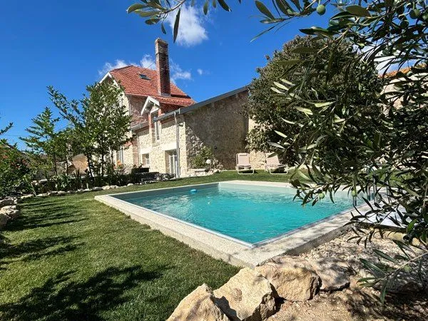 Maison entièrement rénovée avec charme - 135 m² - Piscine chauffée
