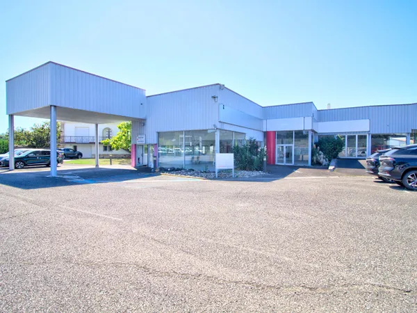 Local commercial à vendre à Lafox - 1500 m² avec Maison, atelier, terrain constructible, piscine et 
