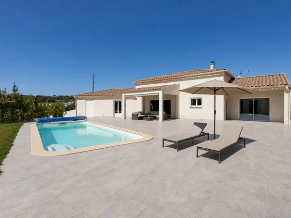 Maison 7 pièces avec grand jardin et piscine