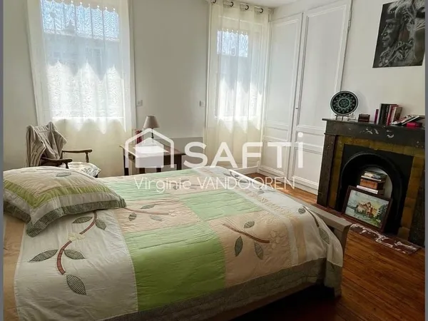 Maison de ville mitoyenne  3 chambres  Cour