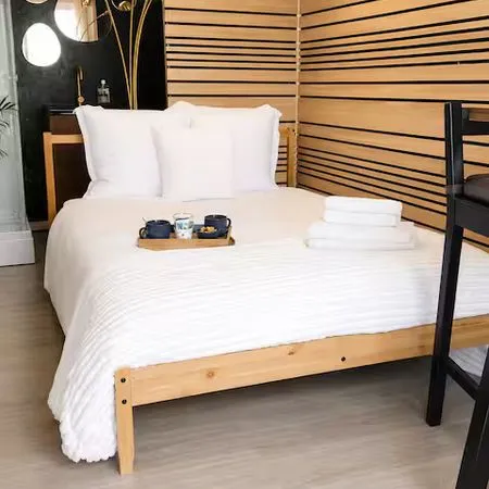 Chambre indépendante 13 m² a louer en moyenne durée eau et électricité compris accote d'un manoir