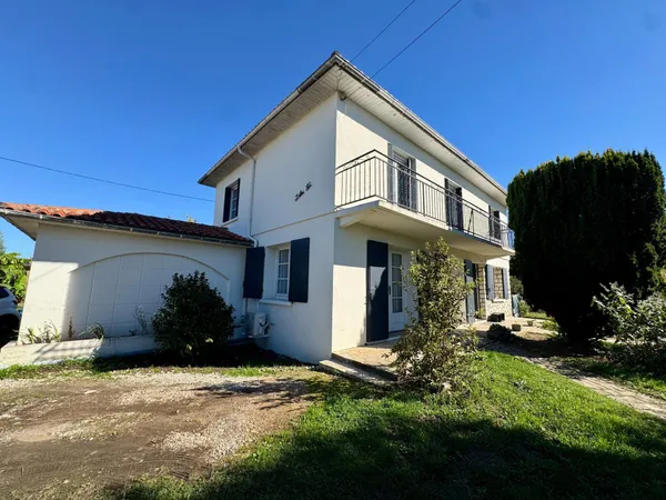 Maison familiale avec 5 chambres et 2 garages