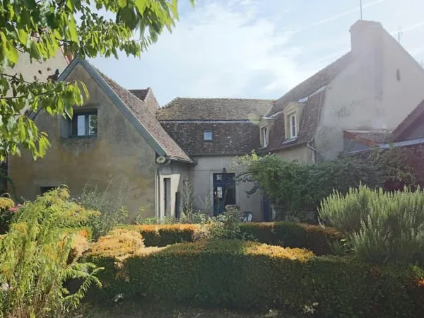 Maison bourgeoise avec vue sur Couhard et joli jardin à la française
