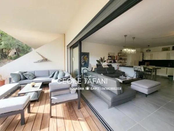 Appartement 3 pièces avec grande terrasse et garage sécurisé, au coeur de Porto-Vecchio