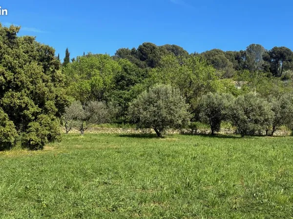 Terrain à bâtir de 780 m² à LAGNES (84)