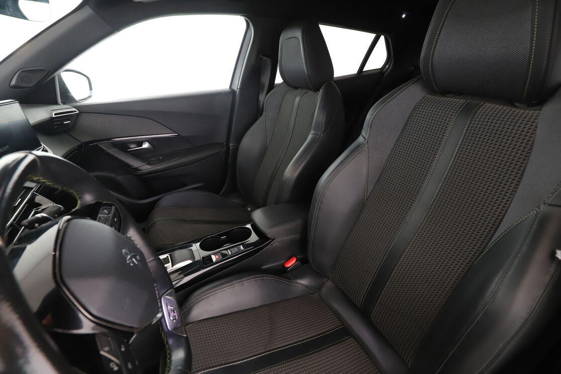 Peugeot 2008 1.2 PureTech GT EAT8 — photo 9