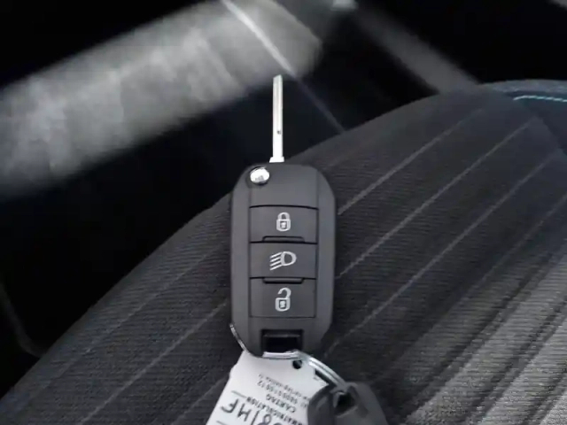 Peugeot 208 puretech 75 s&amp;s bvm5 — photo 32