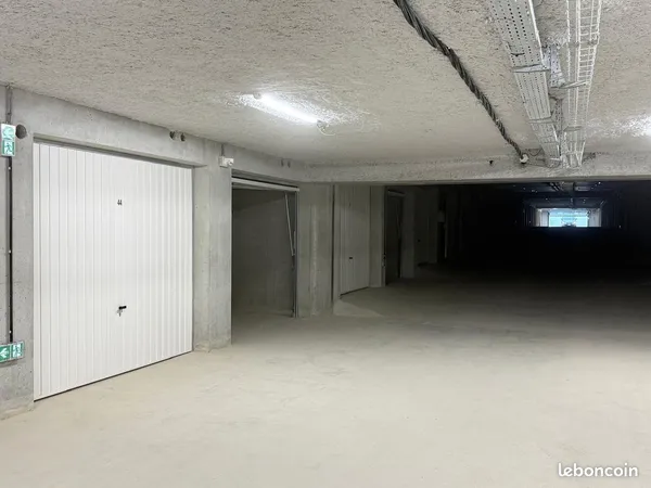 Garages box résidence porte automatique fermée - frontière Suisse