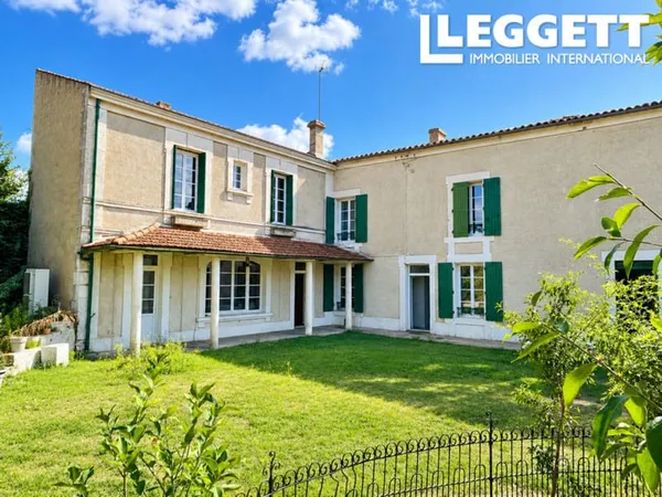 À l'origine une ferme, maintenant une maison à distance de marche des commerces, ecole primaire.
