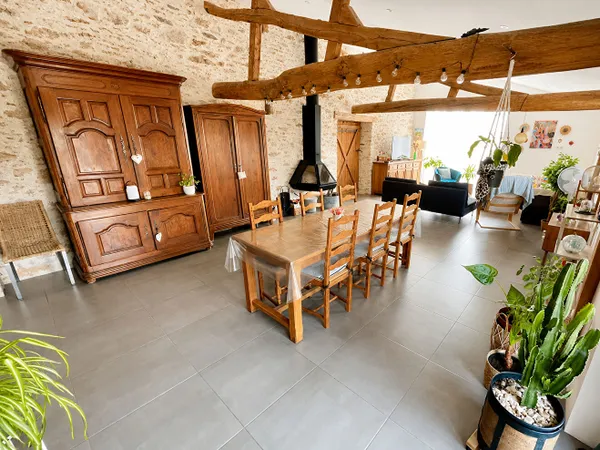 Belle longère à vendre à Bellevigne en Layon - 6 pièces, 194 m² - vie plain pied - 5 chambres.