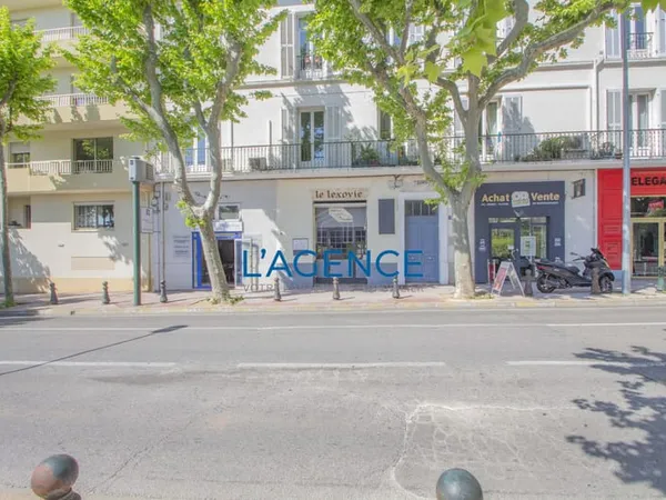 Hyéres centre ville doit au bail de 52 m2 en rez de chaussé