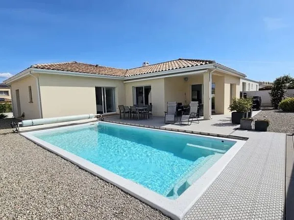 Villa recente avec garage et piscine et parking pour camping-car