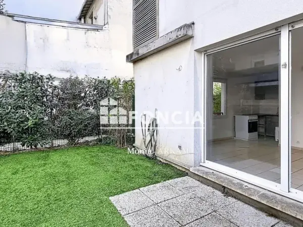 Appartement avec jardin privatif de 40 m² - calme - inclus : parking et cave - résidence récente