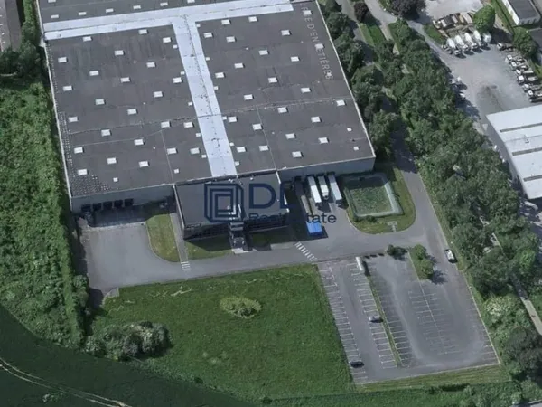 Entrepôt 12672 m²