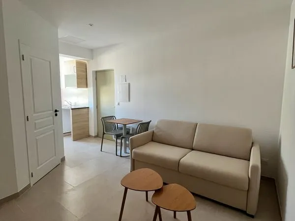 Location studio meublé et équipé de 20 m² - Centre village