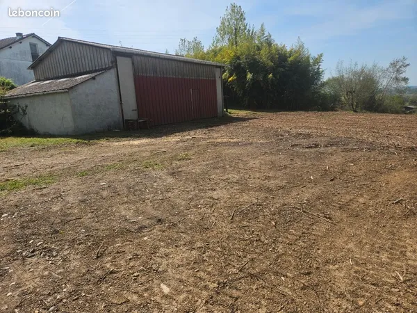Bâtiment à rénover - 3 800 m² de terrain - Vue dégagée - Puyoô