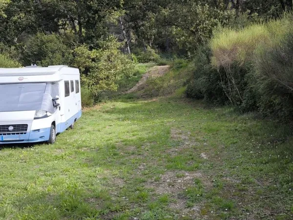 🚐 Hivernage camping-car, caravane, bateau ou remorque - terrain privé sécurisé à Évenos (Var)