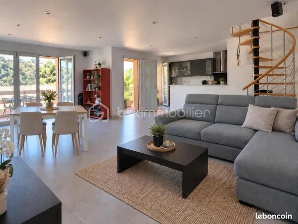 Studio 5 pièces 93 m²