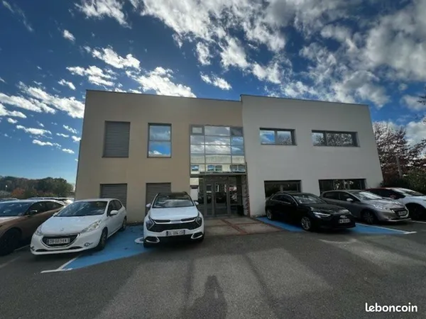 Bureaux 748 m²