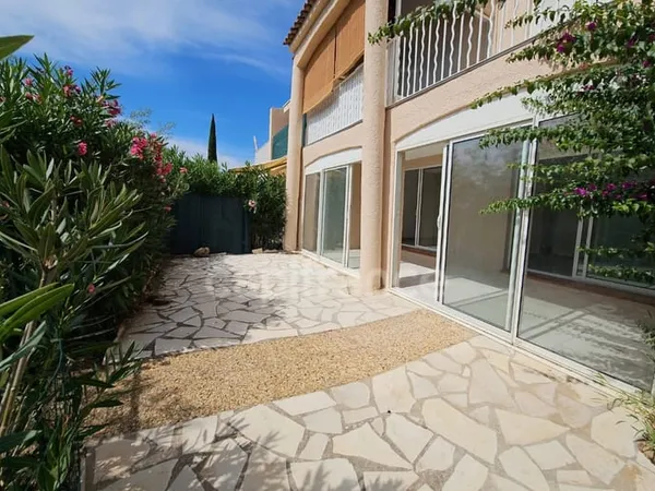 BORMES - T3 RENOVE - REZ-DE-JARDIN - LOGGIA - PISCINE - PARKING