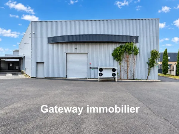 A VENDRE ENTREPÔT DE 950m2 à CLERMONT-FERRAND LE BREZET