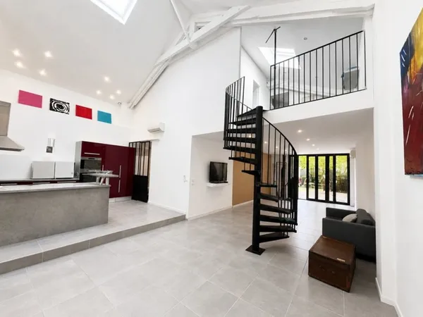 Maison esprit LOFT proche métro, avec dépendance. Pour famille ou activité professionnelle