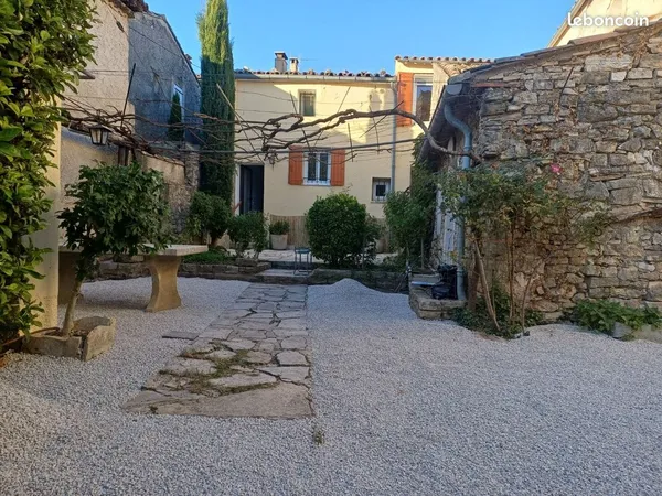 Charmante maison de village rénovée, plein sud, proche d'Apt, vue Luberon et sa terrasse, pergola et