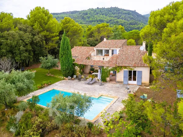 Maison à Lourmarin, l'horizon pour seul voisin