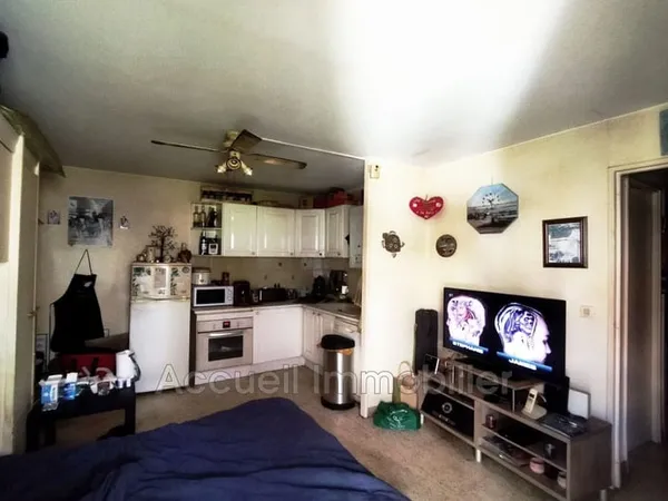 Studio au 1er étage avec parking privé, d'environ 30 m² avec