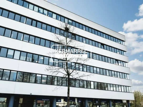 RARE à la location sur la rue de CHATEAUGIRON 150 M² avec vitr