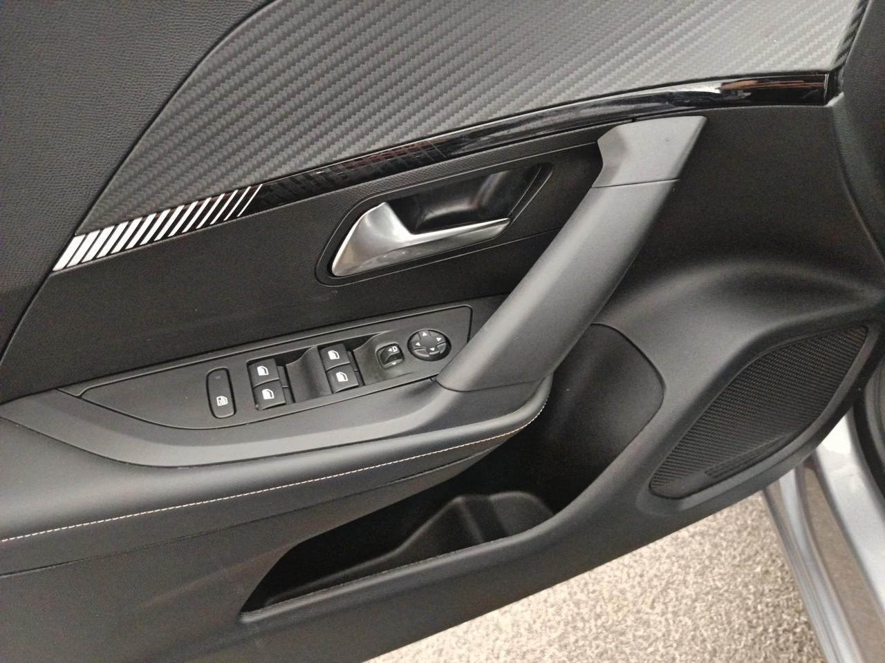 Peugeot 2008 puretech 130 s&s eat8 allure — photo 20