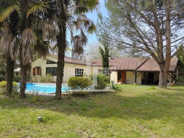 Maison de plain-pied 8 pièces 240 m²