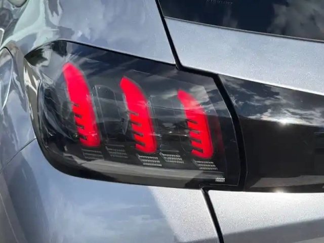Peugeot 208 puretech 100 s&amp;s eat8 — photo 17